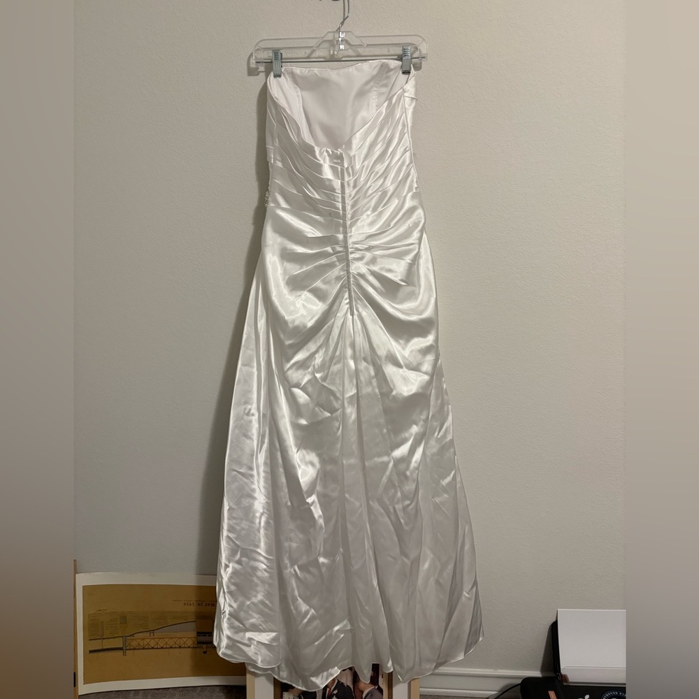 David’s Bridal Stunning White Satin Wedding Dress - Picture 4 of 6